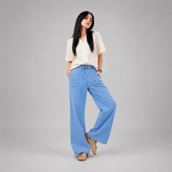 Girl wearing aesthetic wide leg high waist trousers – casual streetwear look